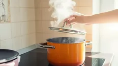 Czy podczas gotowania zupy przykrywać garnek pokrywką czy nie? Ostateczna odpowiedź kucharzy