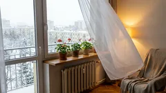 Przeciągi spod okna? Sprawdzone triki na ciepłe mieszkanie bez dużych inwestycji