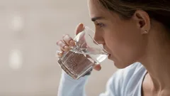 Czy naprawdę trzeba pić 2 litry wody dziennie i czy można ją zastąpić innymi napojami?