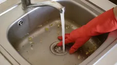 Stary sposób na zatkany zlew: tabletka do zmywarki plus wrzątek działa w kilka minut