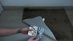 Dlaczego w Chinach i Niemczech wiele osób kładzie folię aluminiową pod dywan?