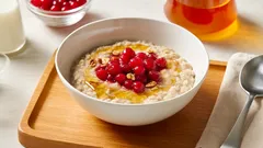 Owsianka z jagodami brusznicy i nasionami lnu – idealne śniadanie dla zwolenników zdrowego odżywiania