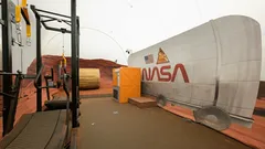 Czterech ochotników mieszka na „Marsie” przez rok: jaki jest cel i co wydarzyło się w ciągu miesiąca?