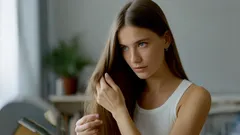 Czy wiesz, której witaminy niedobór powoduje siwienie i wypadanie włosów oraz w jakich produktach jej szukać?