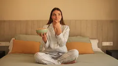 Jeść czy nie jeść przed snem: co dzieje się z twoim organizmem, gdy kładziesz się spać głodny?