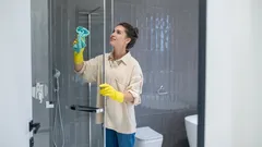 Czyszczenie ścian kabiny prysznicowej: jak uniknąć osadzania się kamienia w warunkach domowych