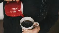 Jak przygotować kawę w domu, która smakiem nie ustępuje kawie z kawiarni dzięki temu trikowi z wodą