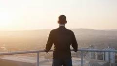 Historia człowieka, który od nocy spędzonych w samochodzie doszedł do bogactwa: jaką wybrał profesję bez wykształcenia?