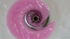 Jak udrożnić zlew bez chemii i hydraulika – prosty trik z kuchni