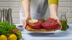 Dlaczego kategorycznie nie wolno myć surowego mięsa przed gotowaniem