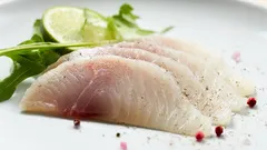 Ryba, która spowalnia procesy starzenia: zdrowsza niż czerwona, a znacznie tańsza